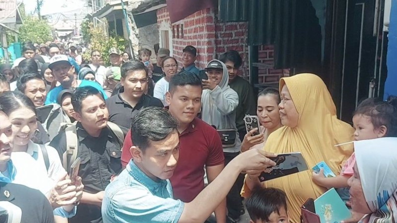 Calon wakil presiden nomor urut dua Gibran Rakabuming Raka di Warakas, Tanjung Priok, Jakarta Utara, Selasa (16/1/2024). ANTARA/Abdu Faisal