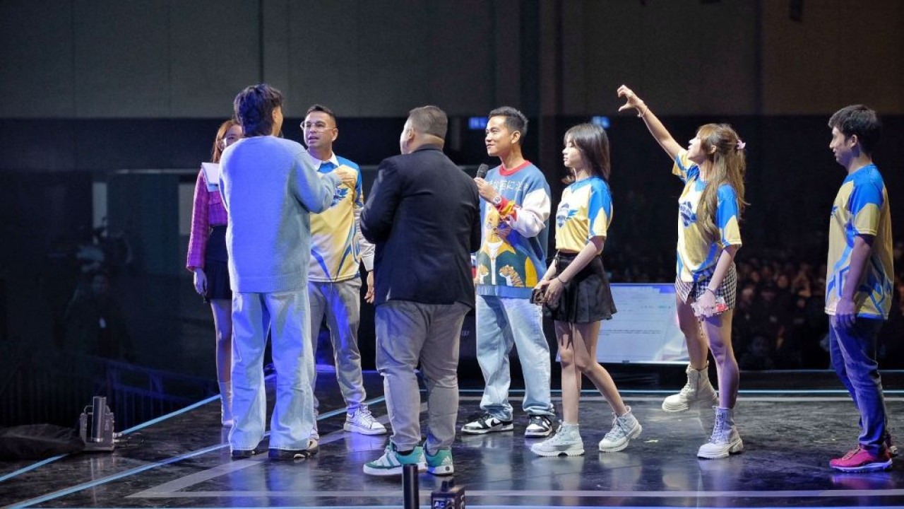 Gibran Rakabuming Raka unjuk gigi dalam permainan Mobile Legends (ML) bareng gamers Meyden, Catheeez, dan Raffi Ahmad di ICE BSD, Serpong, Kabupaten Tangerang, Jumat, (12/1/2024). (Istimewa)