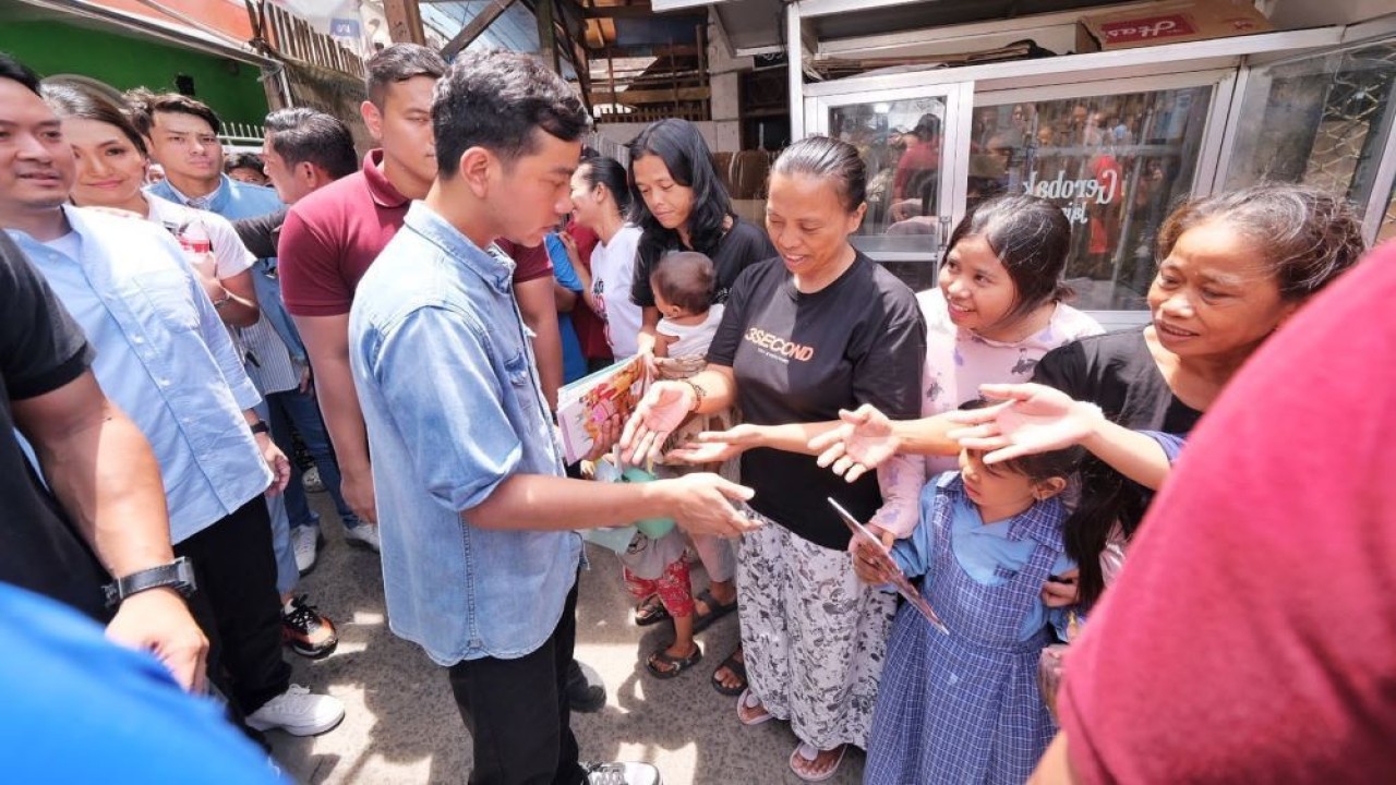 Cawapres nomor urut 2 Gibran Rakabuming Raka saat blusukan ke gang-gang di Kelurahan Warakas, Jakarta Utara, pada Selasa (16/1/2024). (Istimewa)