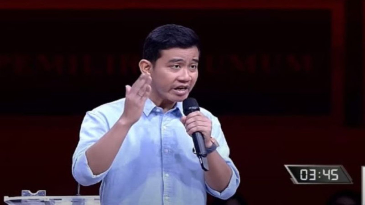 Tangkapan layar calon wakil presiden nomor urut 2 Gibran Rakabuming Raka memaparkan visi, misi, dan program di debat keempat yang digelar KPU RI di Jakarta Convention Center (JCC), Jakarta, Minggu. ANTARA/Citro Atmoko.