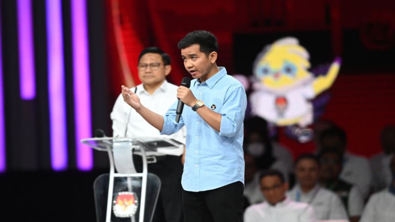 Cawapres nomor urut 2 Gibran Rakabuming Raka menyampaikan pandangannya saat Debat Keempat Pilpres 2024 di Jakarta Convention Center (JCC), Jakarta, Minggu (21/1/2024). Debat Keempat Pilpres 2024 mengangkat tema terkait pembangunan berkelanjutan, sumber daya alam, lingkungan hidup, energi, pangan, agraria, masyarakat adat dan desa. ANTARA FOTO//M Risyal Hidayat/tom.