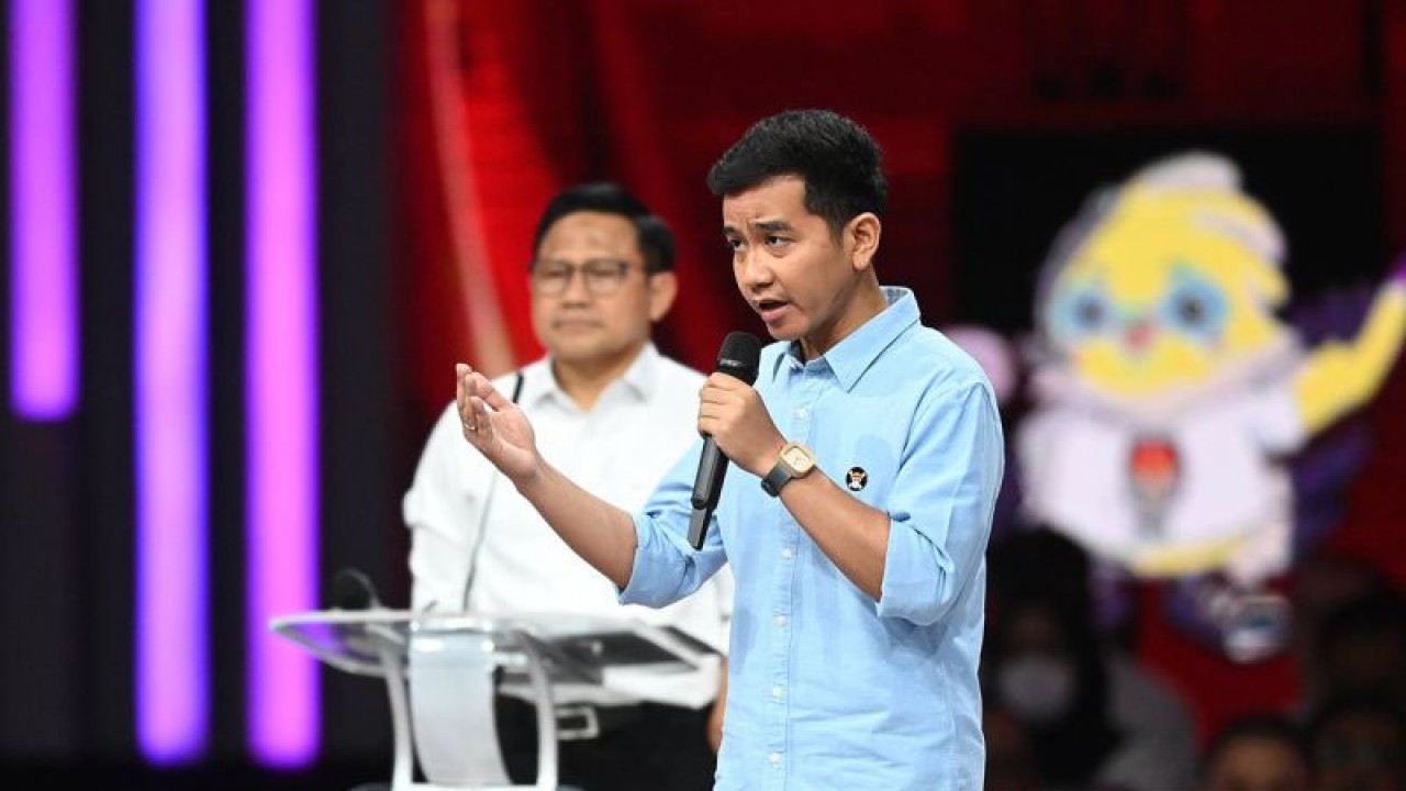 Cawapres nomor urut 2 Gibran Rakabuming Raka (kanan) menyampaikan pandangannya di hadapan dua cawapres lainnya Muhaimin Iskandar (kiri) dan Mahfud MD saat Debat Keempat Pilpres 2024 di Jakarta Convention Center (JCC), Jakarta, Minggu (21/1/2024). Debat Keempat Pilpres 2024 itu mengangkat tema pembangunan berkelanjutan, sumber daya alam, lingkungan hidup, energi, pangan, agraria, masyarakat adat dan desa. ANTARA FOTO//M Risyal Hidayat/Spt.