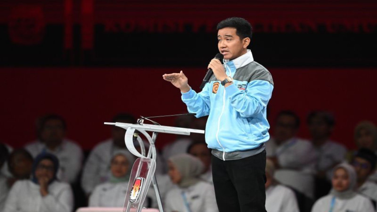 Cawapres RI Gibran Rakabuming Raka menyampaikan pandangannya saat debat keempat Pilpres 2024 di Jakarta Convention Center (JCC), Jakarta, Minggu (21/1/2024) malam. ANTARA FOTO/M. Risyal Hidayat/tom.