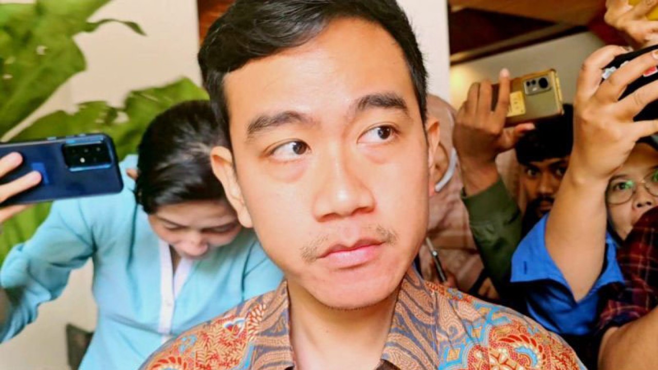 Wali Kota Surakarta Gibran Rakabuming Raka memberikan keterangan kepada wartawan di Solo, Jawa Tengah, Kamis (25/1/2024). ANTARA/Aris Wasita