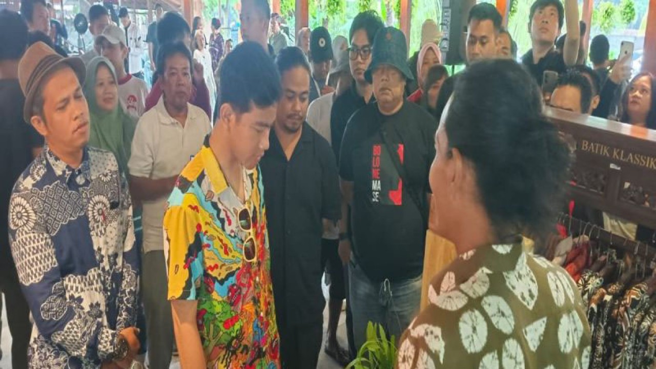 Calon wakil presiden nomor urut 02 Gibran Rakabuming Raka sedang memperhatikan produk batik para UMKM Kota Pekalongan, Jawa Tengah, Senin (29/1/2024). (ANTARA/Kutnadi)