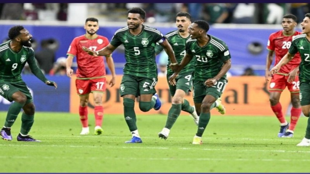 Selebrasi Ali Al Bulayahi setelah mencetak gol kemenangan Arab Saudi atas Oman dalam pertandingan Grup F Piala Asia di Stadion Khalifah pada Rabu (17/1/2024). antara/HO-the-afc.com