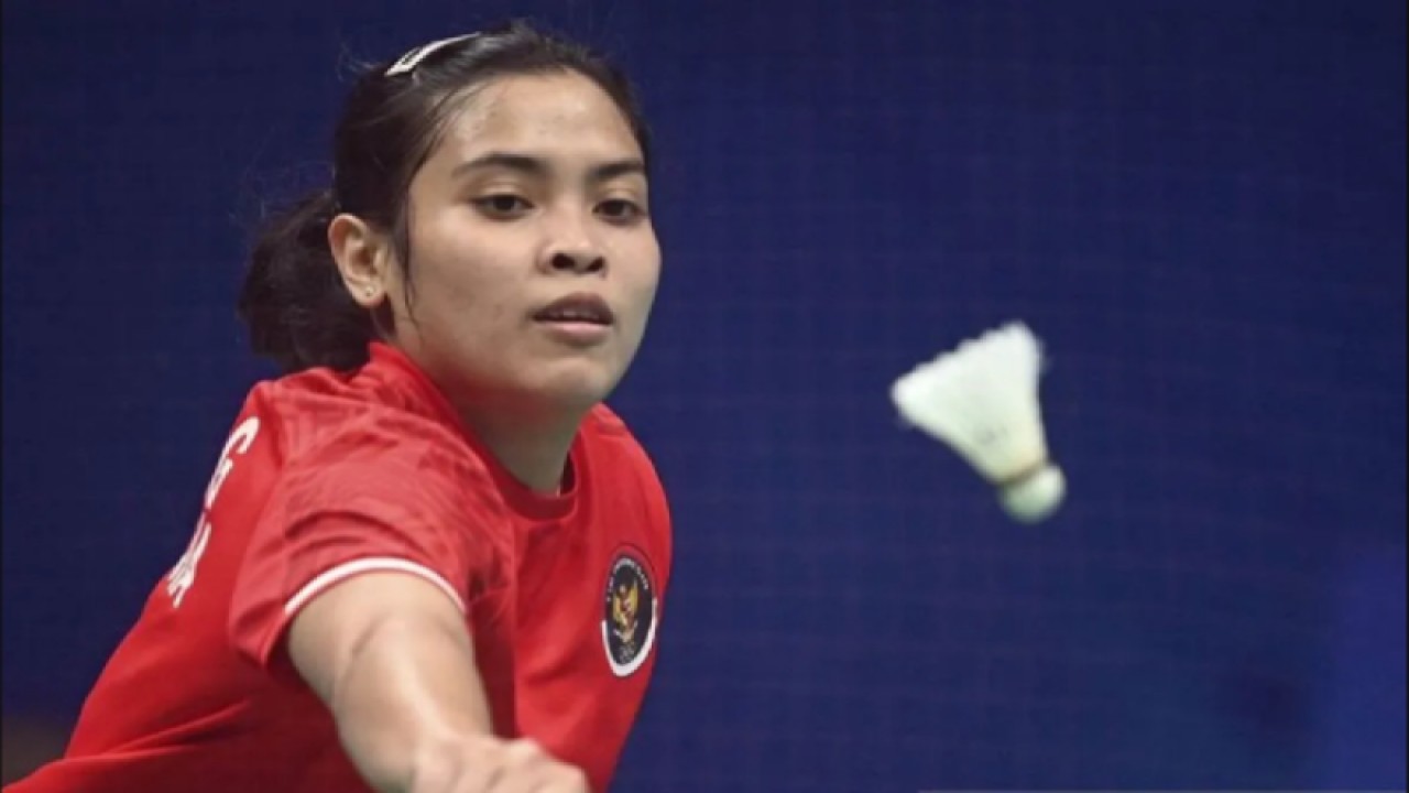 Arsip foto - Pebulu tangkis tunggal putri Indonesia Gregoria Mariska Tunjung mengembalikan kok ke arah lawannya asal Jepang Aya Ohori pada babak perempatfinal Asian Games 2022 di Binjiang Gymnasium, Hangzhou, China, Kamis (5/10/2023). (ANTARA FOTO/M Risyal Hidayat/Spt.)