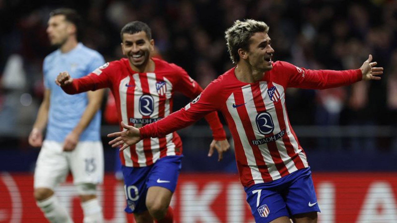 Arsip - Penyerang Atletico Madrid Antoine Griezmann merayakan gol yang dicetaknya ke gawang Lazio, pada pertandingan Grup E Liga Champions yang dimainkan di Stadion Civitas Metropolitan, Madrid, Rabu (13/12/2023). ANTARA/AFP/Oscar Del Pozo/am.