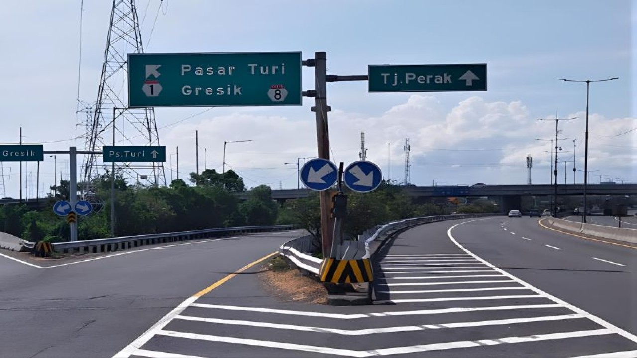 Sejumlah kendaraan melewati persimpangan exit Gerbang Tol (GT) Dupak yang mengarah ke Pasar Turi dan Tanjung Perak, Surabaya, Jawa Timur. ANTARA/HO-PT JTT