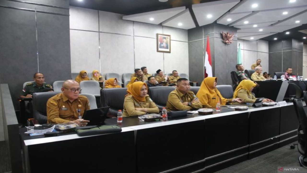 Penjabat Gubernur Kalimantan Barat, Harisson, bersama Danrem 121/AWB, Brigjen TNI Lukman Arief, dan jajaran, mengadakan rapat koordinasi dalam upaya pengentasan masalah sosial di wilatah perbatasan Kalbar-Malaysia, Selasa (23/1/2024) (ANTARA/Rendra Oxtora)