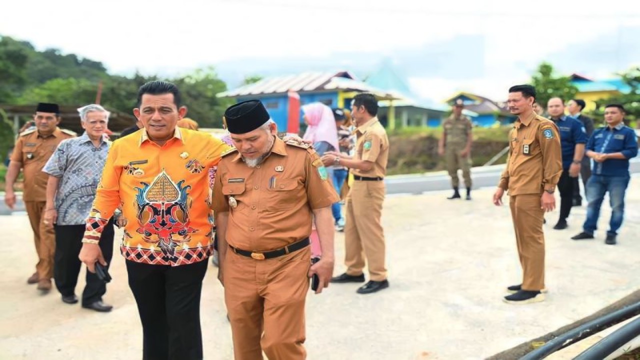 Gubernur Kepri, Ansar Ahmad meresmikan pembangunan jalan Letung-Kuala Maras di Lapangan Sepakbola Desa Bukit Padi, Anambas, Senin (15/1/2024). (ANTARA/HO-Humas Pemprov Kepri)