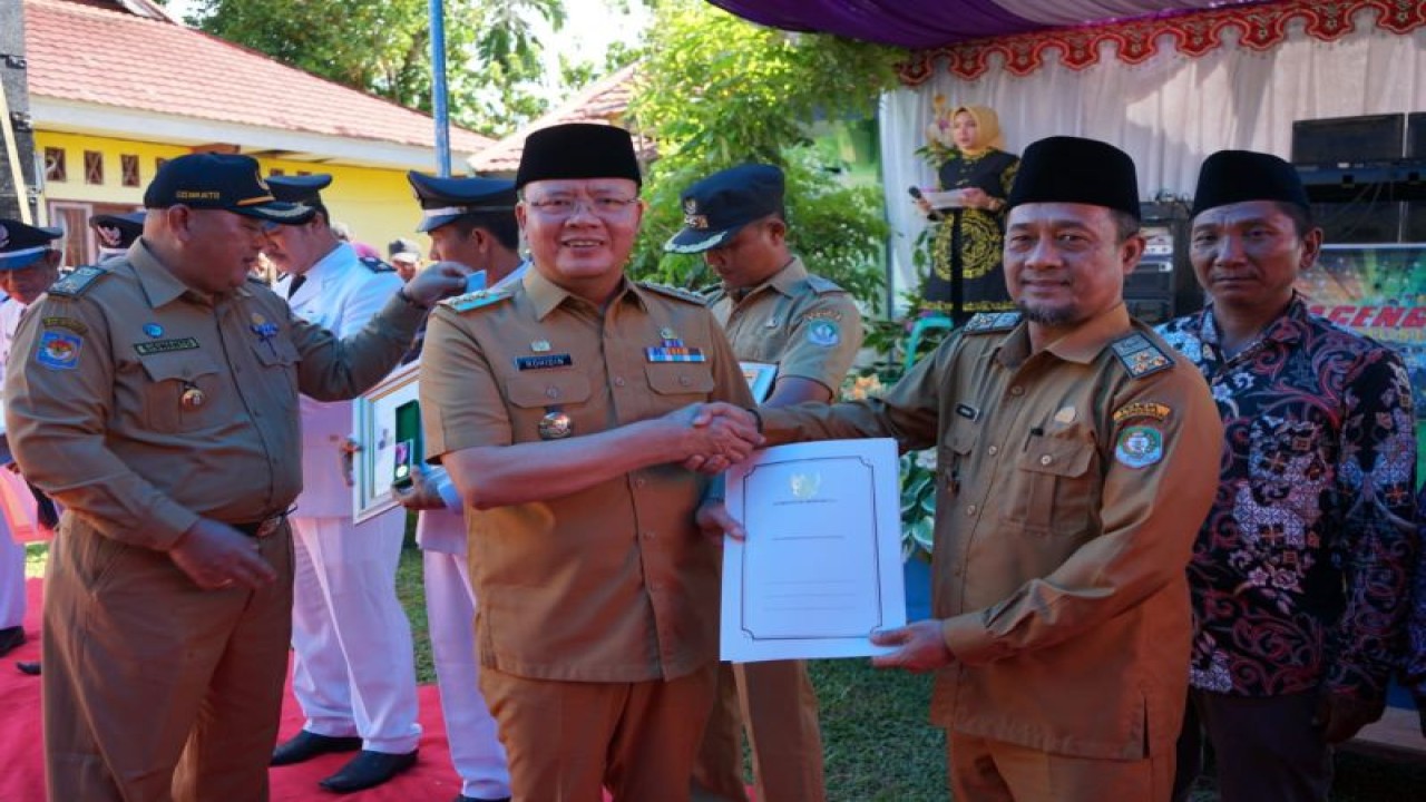 Gubernur Bengkulu Rohidin Mersyah menyerahkan nomor registrasi pemekaran di Kabupaten Kaur, Provinsi Bengkulu, Selasa. (16/1/2024) (ANTARA/HO-Media Center Provinsi Bengkulu)