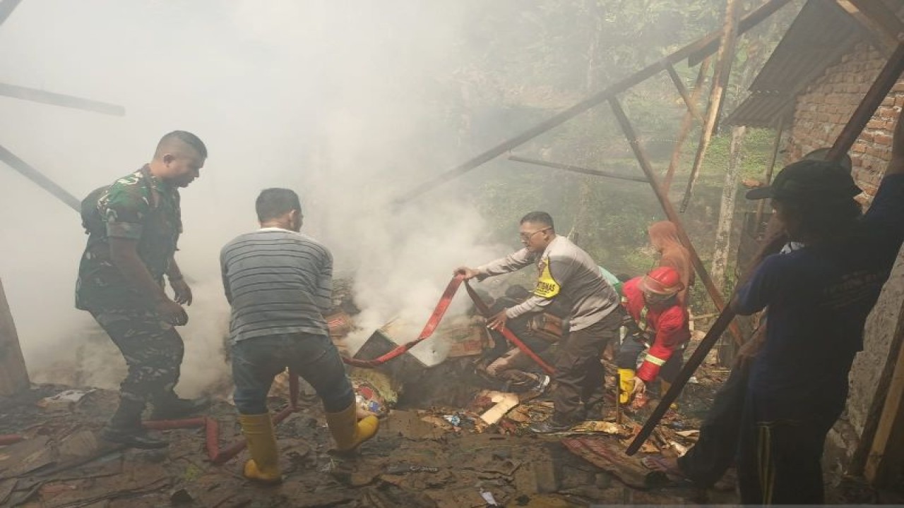 Petugas gabungan saat berjibaku memadamkan api yang membakar gudang tempat penyimpanan barang bekas di Kampung Cilengka, RT 04/05, Desa Pasirbaru, Kecamatan Cisolok, Kabupaten Sukabumi, Jabar pada Sabtu, (13/1/2024). ANTARA/Aditya Rohman  KOMENTAR Komentar Anda... Website Corporate www.antara.net.idPortal Berita www.antaranews.com ketik enter ... Kategori Foto Total Foto : 11 Hukum (11) Data Tanggal   14 Jan 2024  Lihat