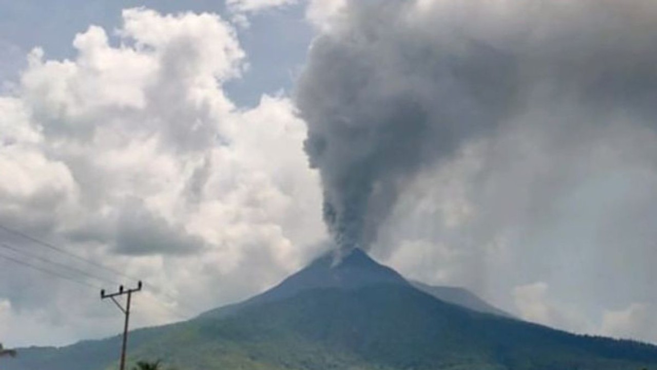 Gunung Api Lewotobi Laki-laki di NTT kembali erupsi pada Selasa (16/1) malam/ist