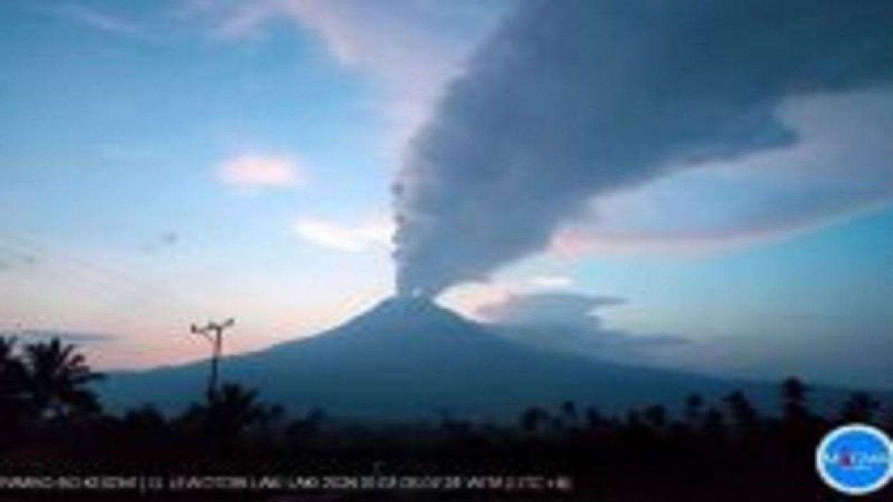 Visual Gunung Lewotobi Laki-laki dari depan posko pengungsian bencana erupsi di Kecamatan Wulanggitang, Flores Timur, NTT, Senin (8/1/2024). (ANTARA/Fransiska Mariana Nuka)