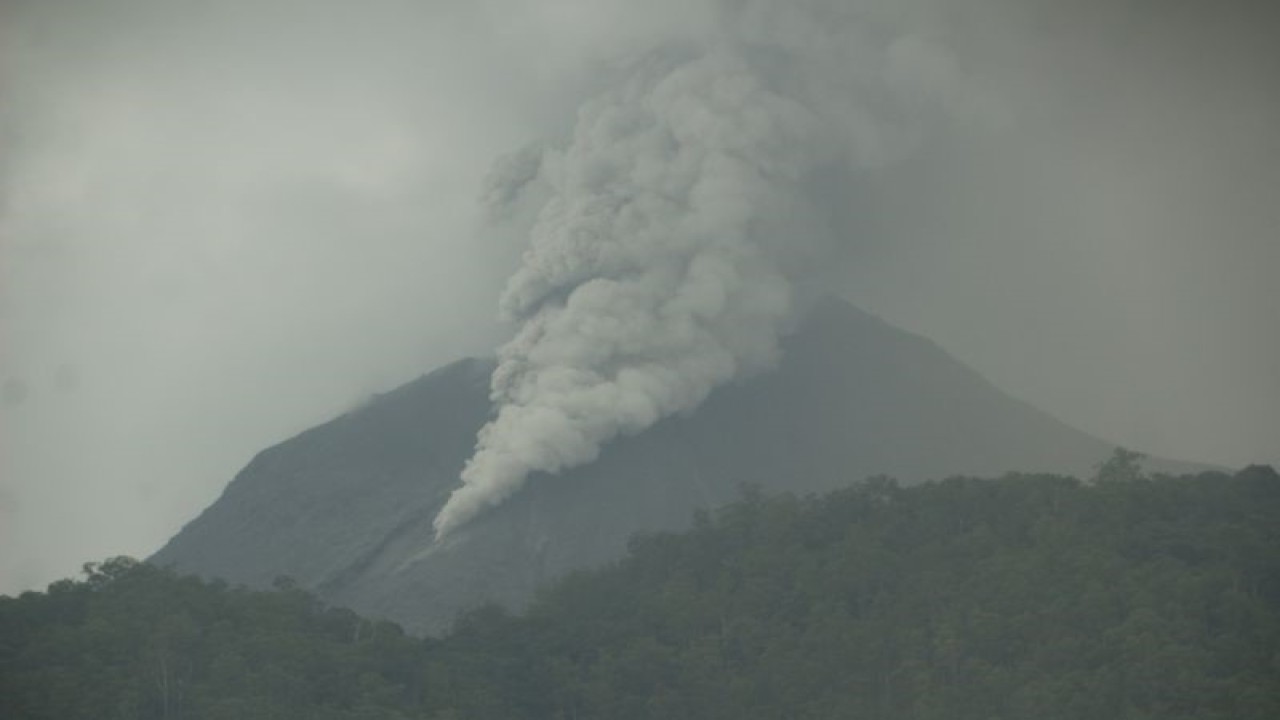 Gunung Lewotobi Laki-laki mengeluarkan asap di Kecamatan Wulanggitang, Kabupaten Flores Timur. ANTARA Kupang/Mega Tokan