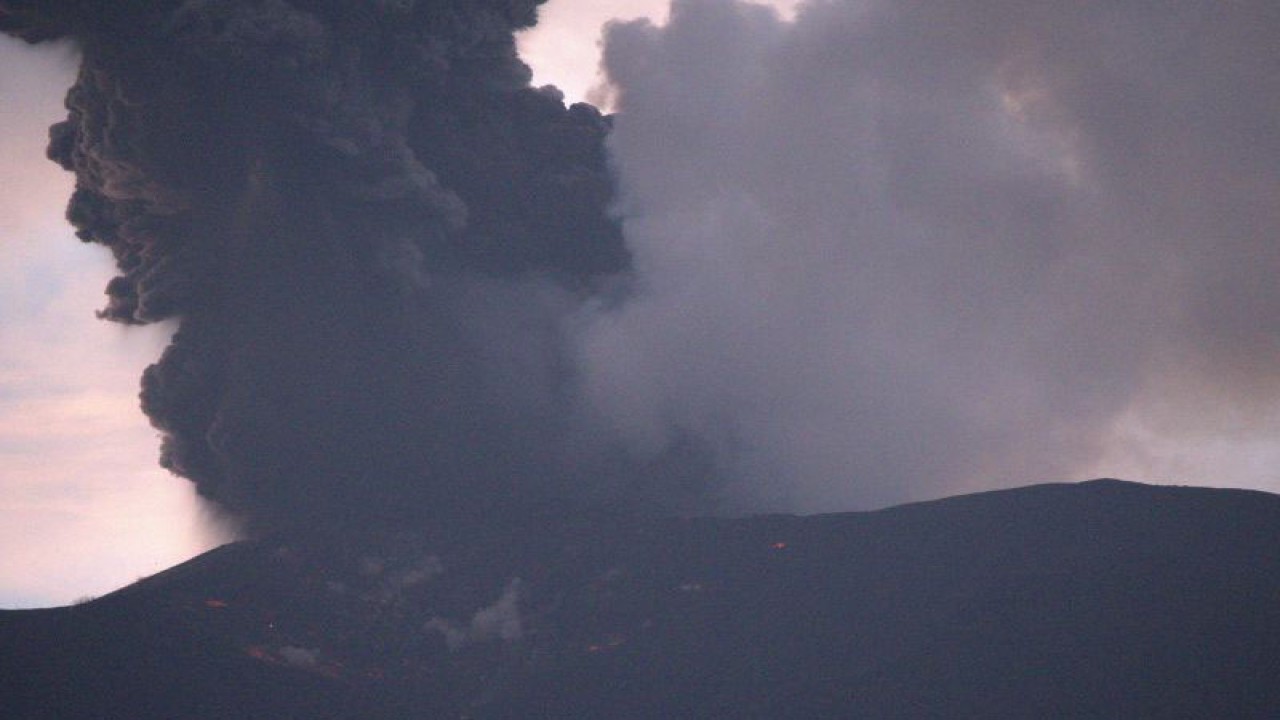 Penampakan erupsi Gunung Marapi yang berada di Kabupaten Agam dan Kabupaten Tanah Datar. (ANTARA/Muhammad Zulfikar).