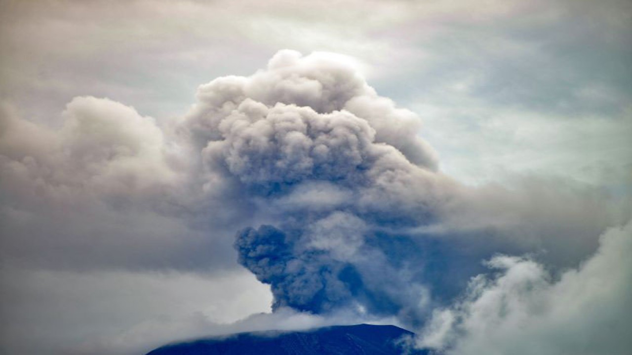 Gunung Marapi yang mengeluarkan abu vulkanik terlihat dari kaki Gunung Singgalang, Nagari Pandai Sikek, Tanah Datar, Sumatera Barat, Minggu (7/1/2024). . ANTARA FOTO/Iggoy el Fitra/aww.