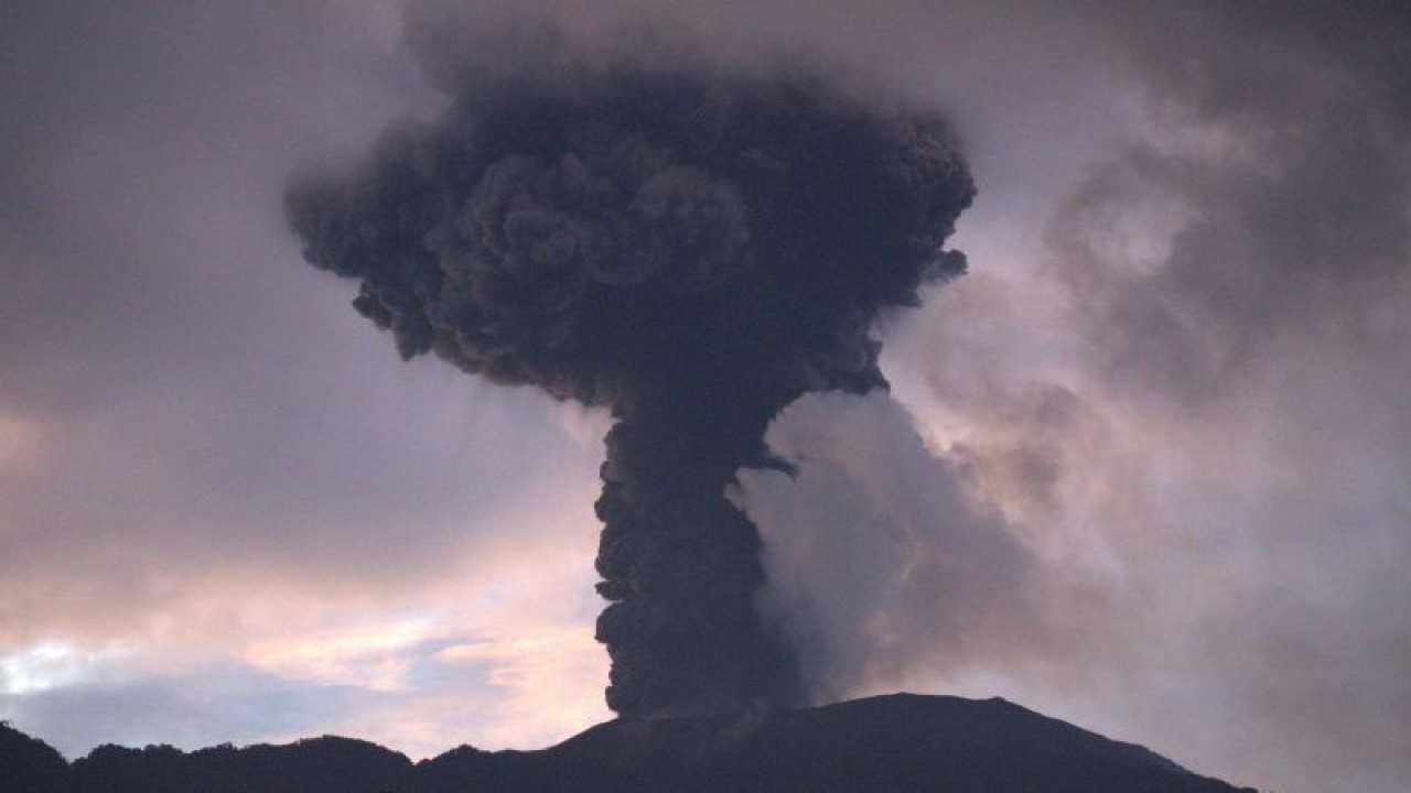 Gunung Marapi yang berada di Kabupaten Agam dan Kabupaten Tanah Datar mengalami erupsi. ANTARA/Muhammad Zulfikar