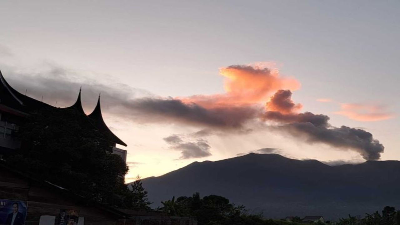 Gunung Marapi saat mengalami erupsi. Pemerintah Kabupaten Agam menetapkan perpanjangan status siaga darurat selama satu bulan hingga 25 Februari 2024. (Antara/Altas Maulana).