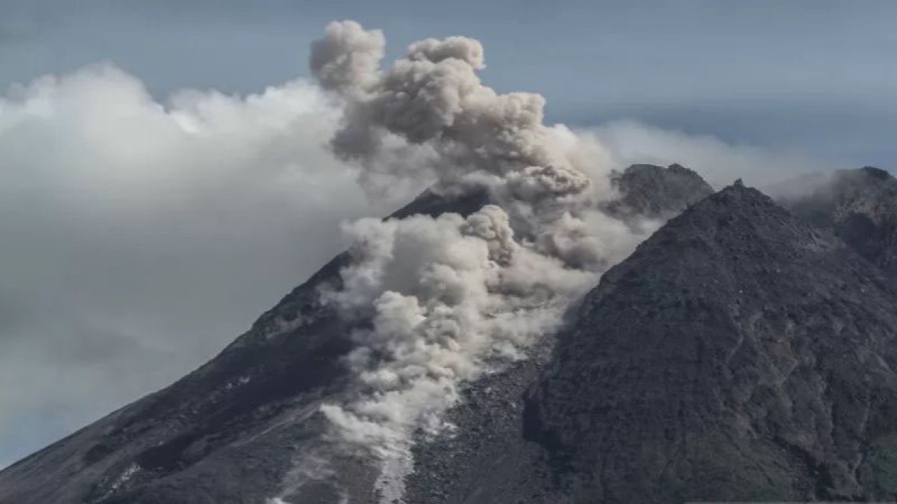 Arsip. Awan panas guguran Gunung Merapi terlihat dari Kaliurang, Sleman, DI Yogyakarta, Sabtu (9/1/2021). ANTARA FOTO/Hendra Nurdiyansyah/hp/pri.