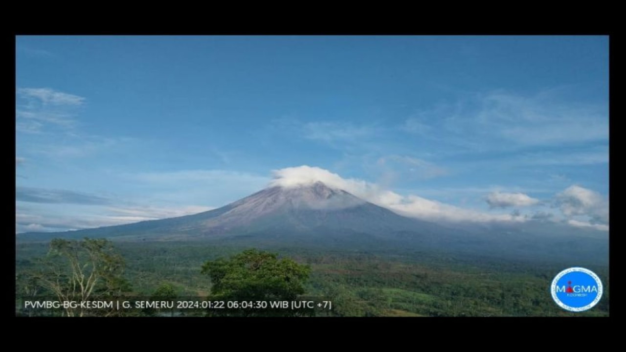 Gunung Semeru yang terpantau dari Pos Pengamatan Gunung api Semeru di Gunung Sawur, Kabupaten Lumajang, Senin (22/1/2024) pagi. (ANTARA/HO-PVMBG)