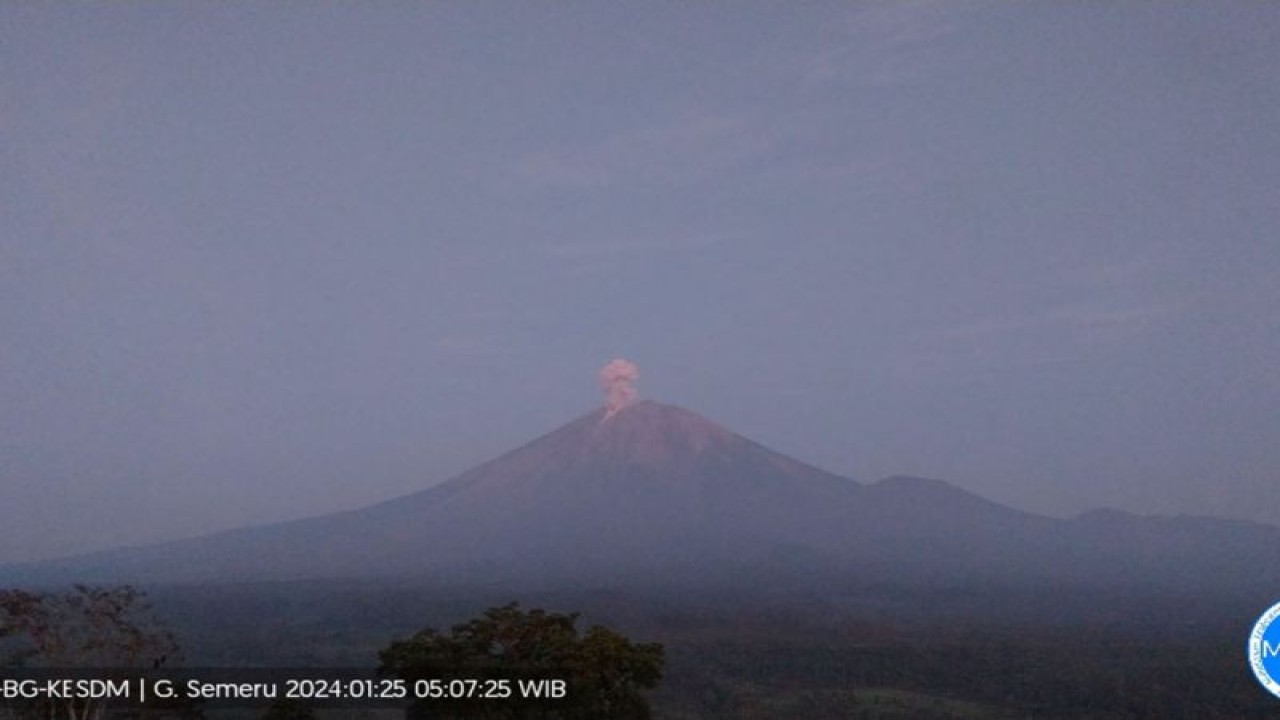 Gunung Semeru erupsi yang terpantau dari Pos Pengamatan Gunung Semeru di Gunung Sawur, Kabupaten Lumajang pada Kamis (25/1/2024) pukul 05.06 WIB. (ANTARA/HO-PVMBG)