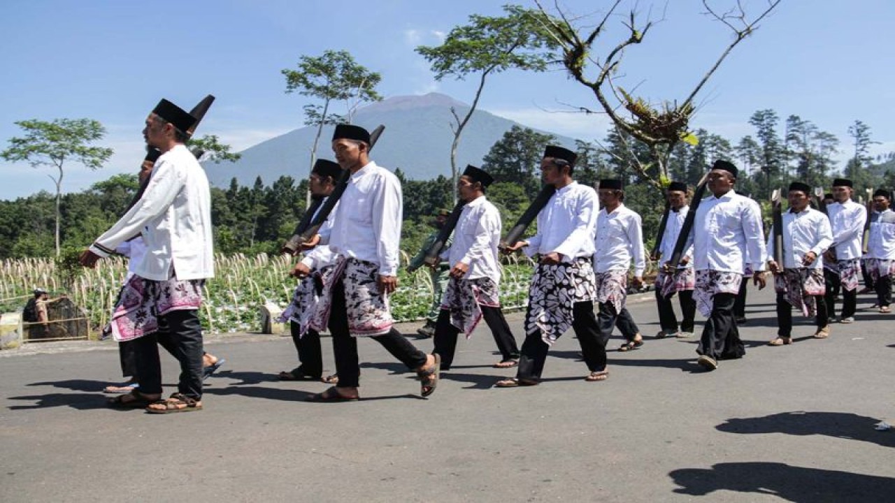 Tradisi pengambilan air Gunung Slamet dari mata air Tuk Sikopyah menjadi salah satu acara unggulan dalam Festival Gunung Slamet yang digelar secara rutin di Desa Serang, Kecamatan Karangreja, Kabupaten Purbalingga. ANTARA/HO-Dinporapar Purbalingga