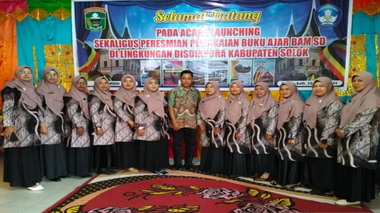 Sejumlah guru Kabupaten Solok foto bersama saat peluncuran buku ajar tentang Alam Minangkabau (BAM) (ANTARA/HO-Diskominfo Solok)
