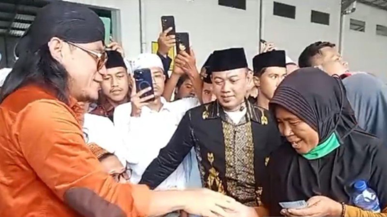 Tangkapan layar video viral aksi bagi-bagi uang Gus Miftah di Pamekasan, Jawa Timur, Kamis (28/12/2023). ANTARA/Tangkapan Layar Video