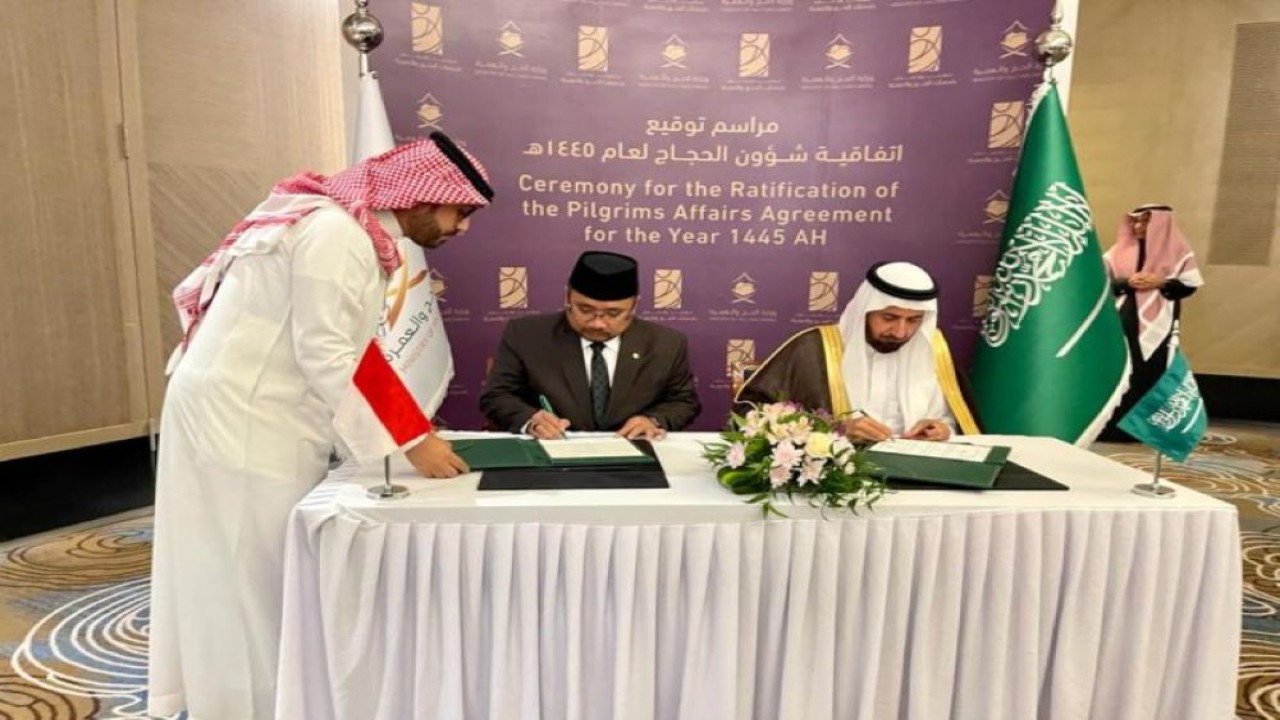 Menteri Agama Yaqut Cholil Qoumas dan Menteri Haji dan Umrah Arab Saudi Tawfiq F. Al-Rabiah menandatangani kesepakatan urusan haji atau ta'limatul hajj di Kota Jeddah, Arab Saudi. (ANTARA/HO-Kemenag)