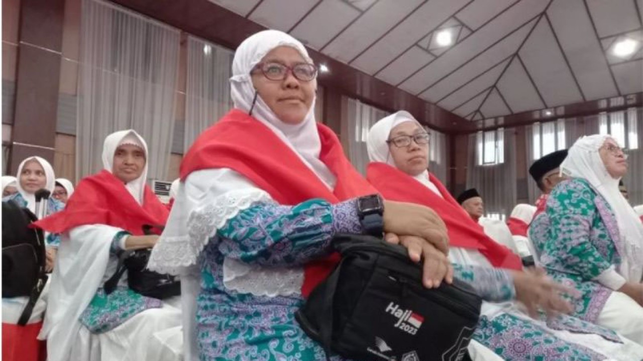CJH asal Manado tahun 2023 saat akanberangkat ke embarkasi Balikpapan, di Manado, Sabtu (17/6/2023). ANTARA/Nancy L Tigauw.