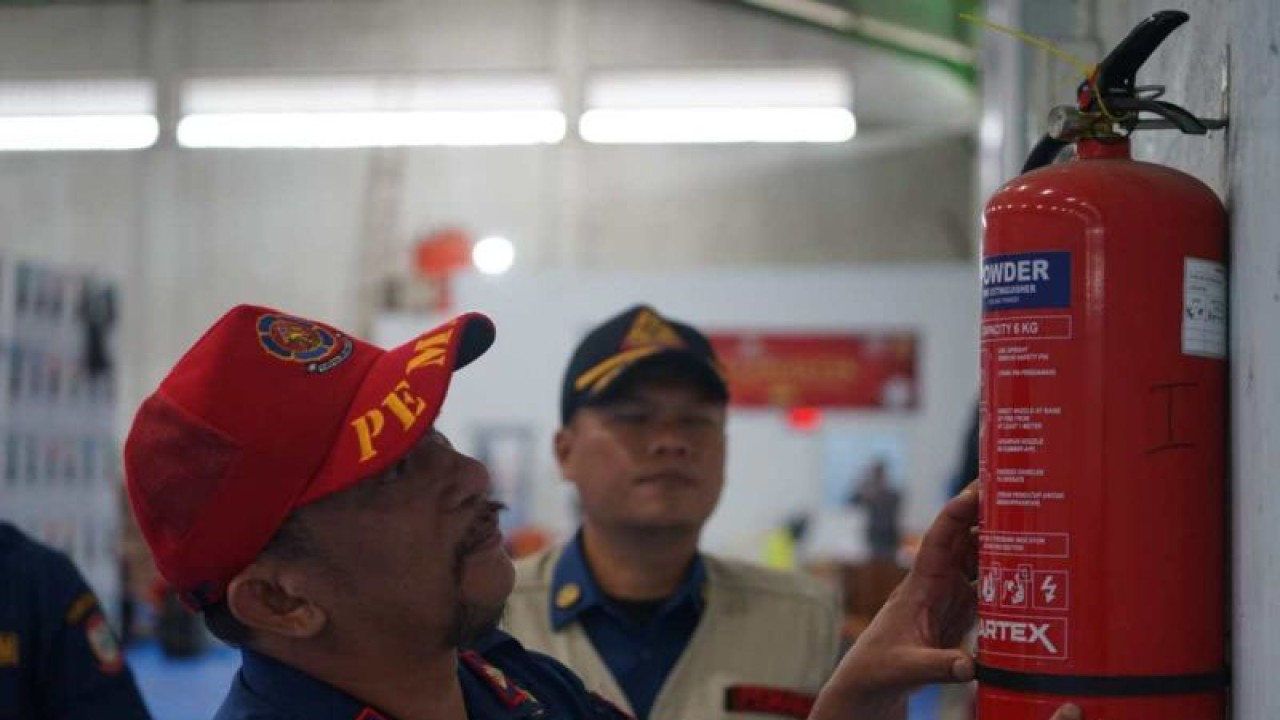 Kepala Dinas Pemadaman Kebakaran Makassar Hasanuddin memeriksa sistem proteksi kebakaran di gudang logistik pemilu di Makassar, Selasa (9/1/2023). ANTARA/HO/Pemkot Makassar