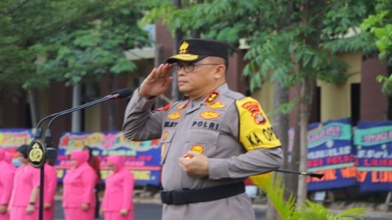 Kapolda Lampung Irjen Pol Helmy Santika saat memimpin apel pasukan. (ANTARA/HO-Polda Lampung)