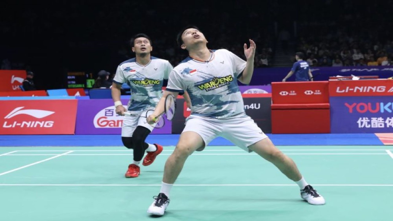 Arsip - Ganda putra Indonesia Hendra Setiawan/Mohammad Ahsan saat berlaga di babak 16 besar China Masters 2023 di Shenzhen, China, Kamis (23/11/2023). (ANTARA/HO/PP PBSI)