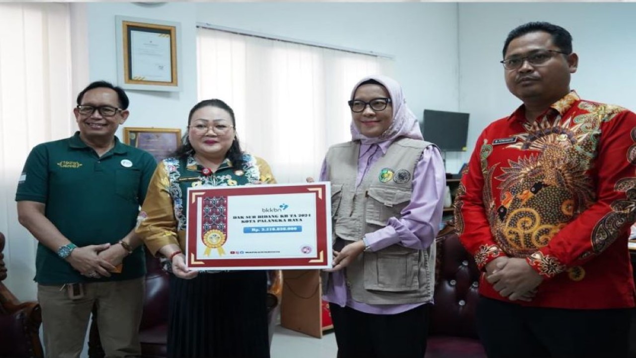 Pj Wali Kota Palangka Raya, Hera Nugrahayu (dua kanan) didampingi dua kepala dinas bersama Kepala BKKBN Kalteng Jeanny Yola Winokan (dua kiri) di Palangka Raya. (ANTARA/HO-Prokom Palangka Raya)