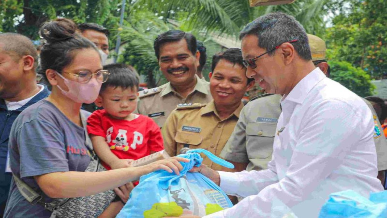 Penjabat (Pj) Gubernur DKI Jakarta Heru Budi Hartono meninjau kegiatan sembako murah di Kelurahan Gunung Sahari Utara, Sawah Besar, Jakarta Pusat, Senin (22/1/2024). (ANTARA/HO-Pemerintah Provinsi DKI Jakarta)