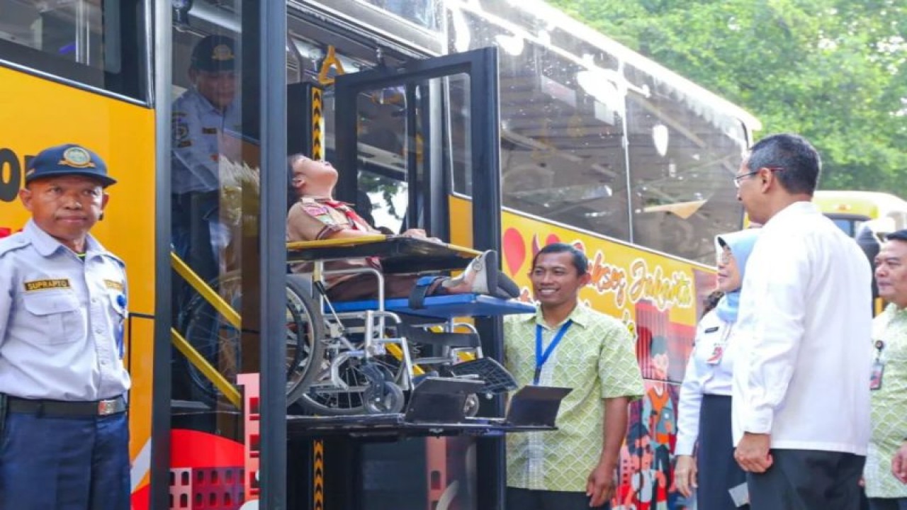 Penjabat (Pj) Gubernur DKI Jakarta Heru Budi Hartono saat menghadiri acara peluncuran sekaligus meninjau fasilitas bus sekolah khusus untuk siswa penyandang disabilitas di Balai Kota DKI, Jakarta Pusat, Rabu (17/1/2024). ANTARA /HO-Pemprov DKI Jakarta