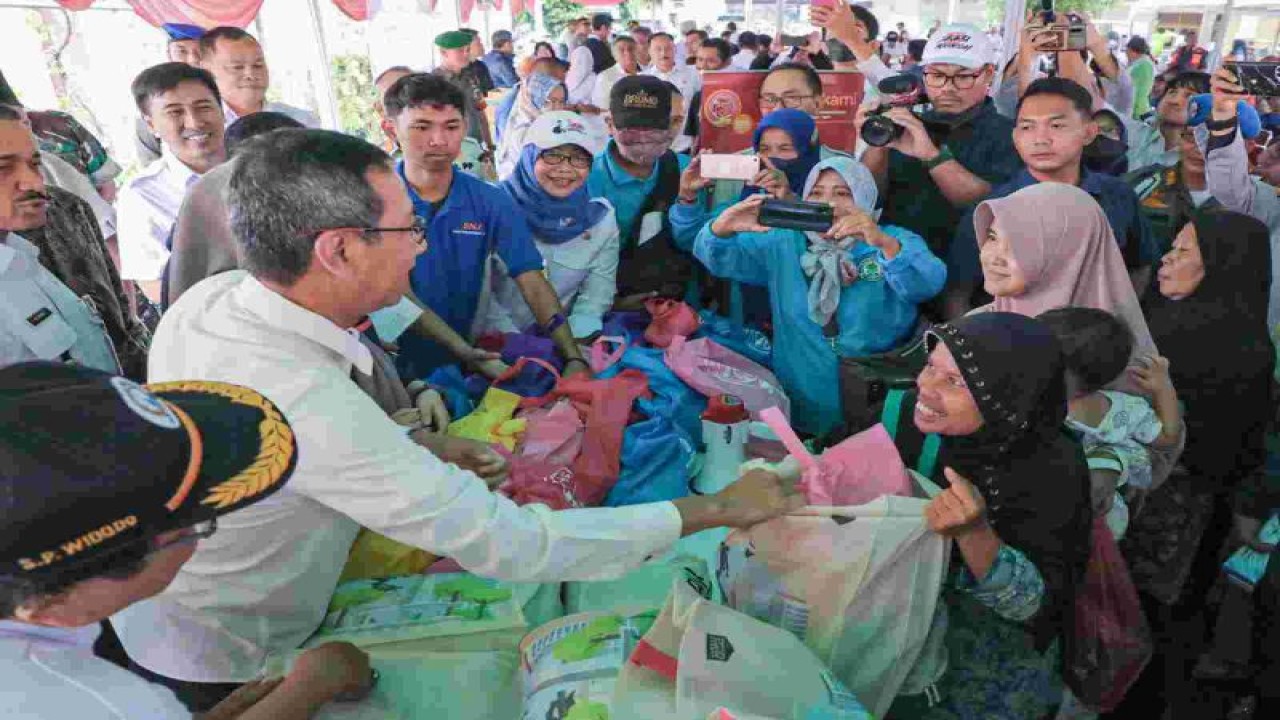 Penjabat Gubernur DKI Jakarta Heru Budi Hartono saat meninjau pelaksanaan program Sembako Murah di Kantor Kecamatan Cakung, Jakarta Timur, Rabu (31/1/2024). ANTARA/HO-PPID DKI Jakarta