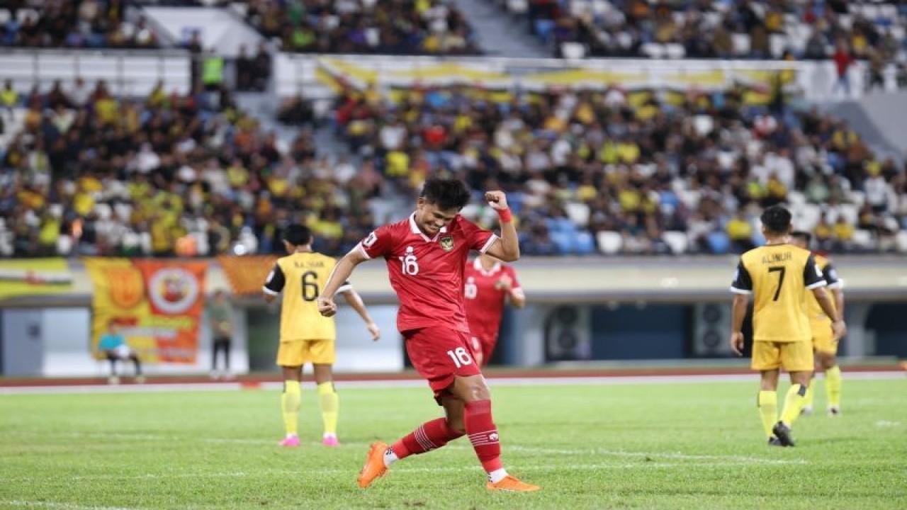 Striker timnas Indonesia Hokky Caraka berselebrasi seusai mencetak gol ke gawang Brunei Darussalam pada leg kedua kualifikasi Piala Dunia 2026 zona Asia ronde pertama di Stadion Sultan Hassanal Bolkiah, Bandar Seri Begawan, Selasa (17/10/2023). (ANTARA/HO/PSSI)