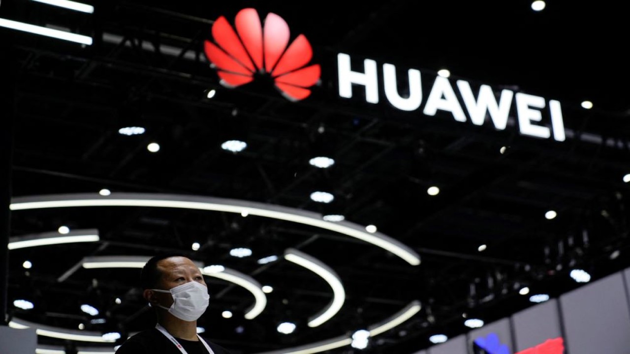 Seseorang berdiri di dekat logo Huawei di Shanghai, China, 1 September 2022. (Dok/Aly Song/Reuters)