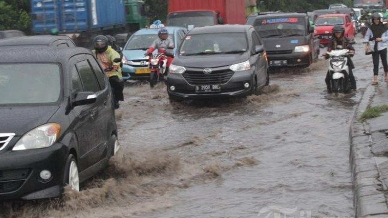 Usai diguyur hujan lebat, genangan air di beberapa wilayah di DKI jakarta. (foto:kaltim.tribunnews.com)