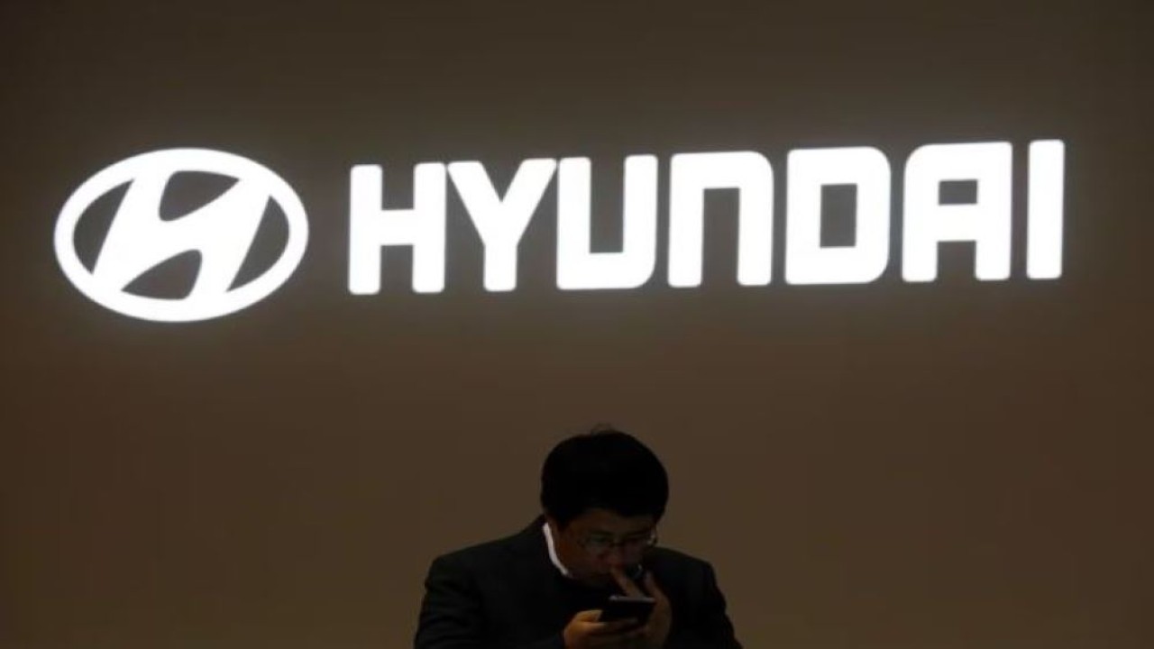 Seorang pria berjalan melewati logo Hyundai Motor saat Seoul Motor Show 2019 di Goyang, Korea Selatan, 28 Maret 2019. (Dok/Kim Hong-Ji/Reuters)