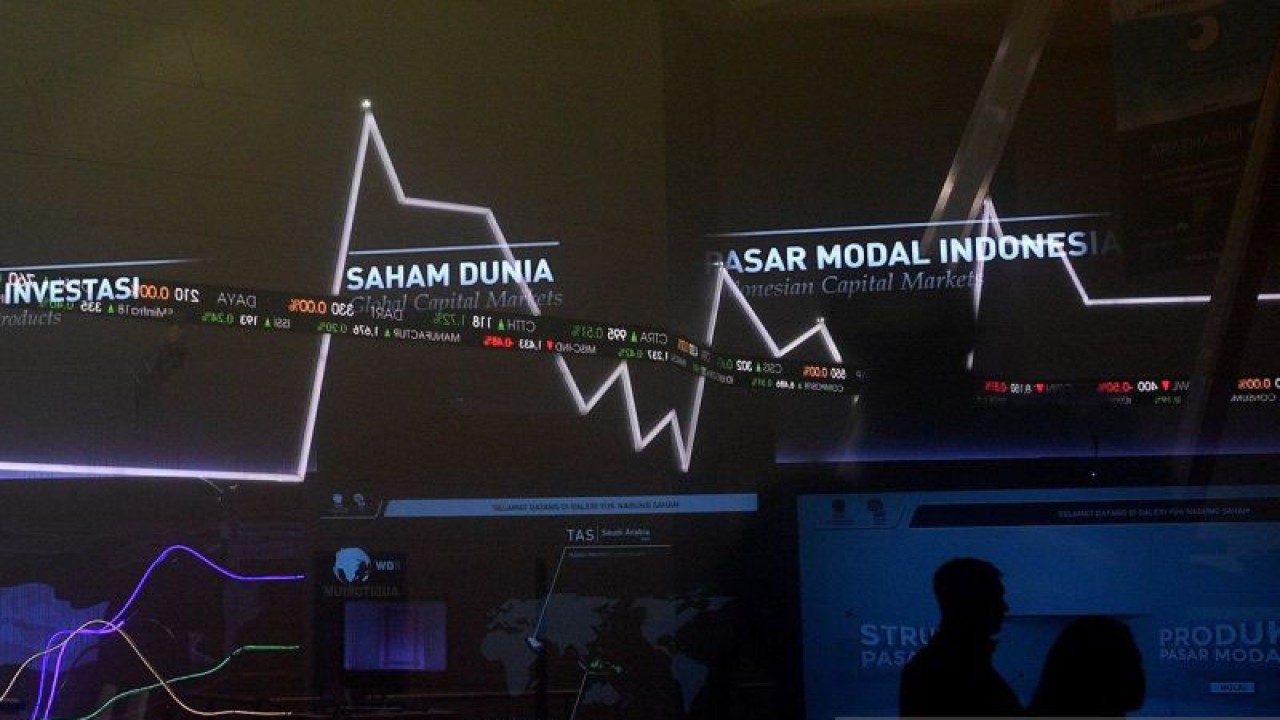 Ilustrasi - Karyawan melintas di dekat monitor pergerakan Indeks Harga Saham Gabungan (IHSG) di Bursa Efek Indonesia, Jakarta. ANTARA FOTO/Sigid Kurniawan/aww/aa