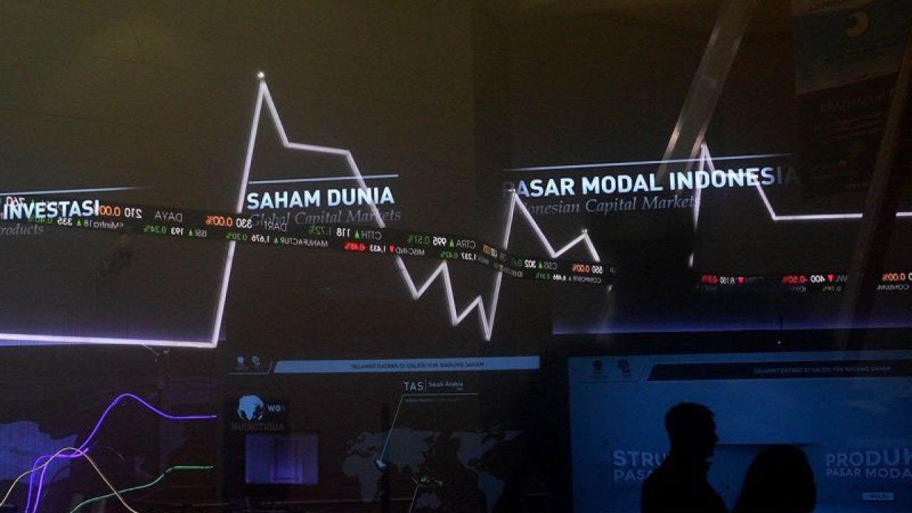 Ilustrasi - Karyawan melintas di dekat monitor pergerakan Indeks Harga Saham Gabungan (IHSG) di Bursa Efek Indonesia, Jakarta. (ANTARA FOTO/Sigid Kurniawan/aww/aa.)