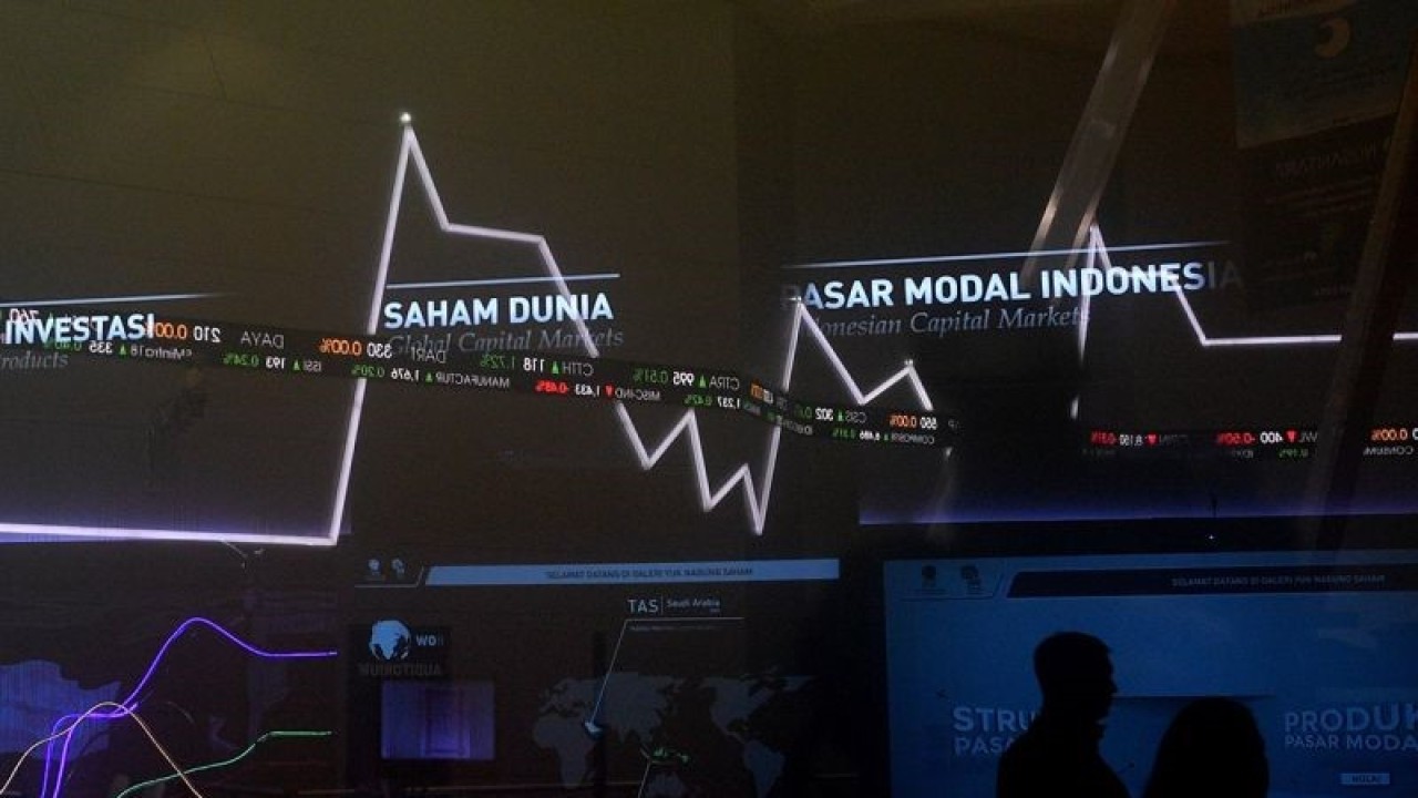 Ilustrasi - Karyawan melintas di dekat monitor pergerakan Indeks Harga Saham Gabungan (IHSG) di Bursa Efek Indonesia, Jakarta. ANTARA FOTO/Sigid Kurniawan/aww/aa. (ANTARA FOTO/SIGID KURNIAWAN)