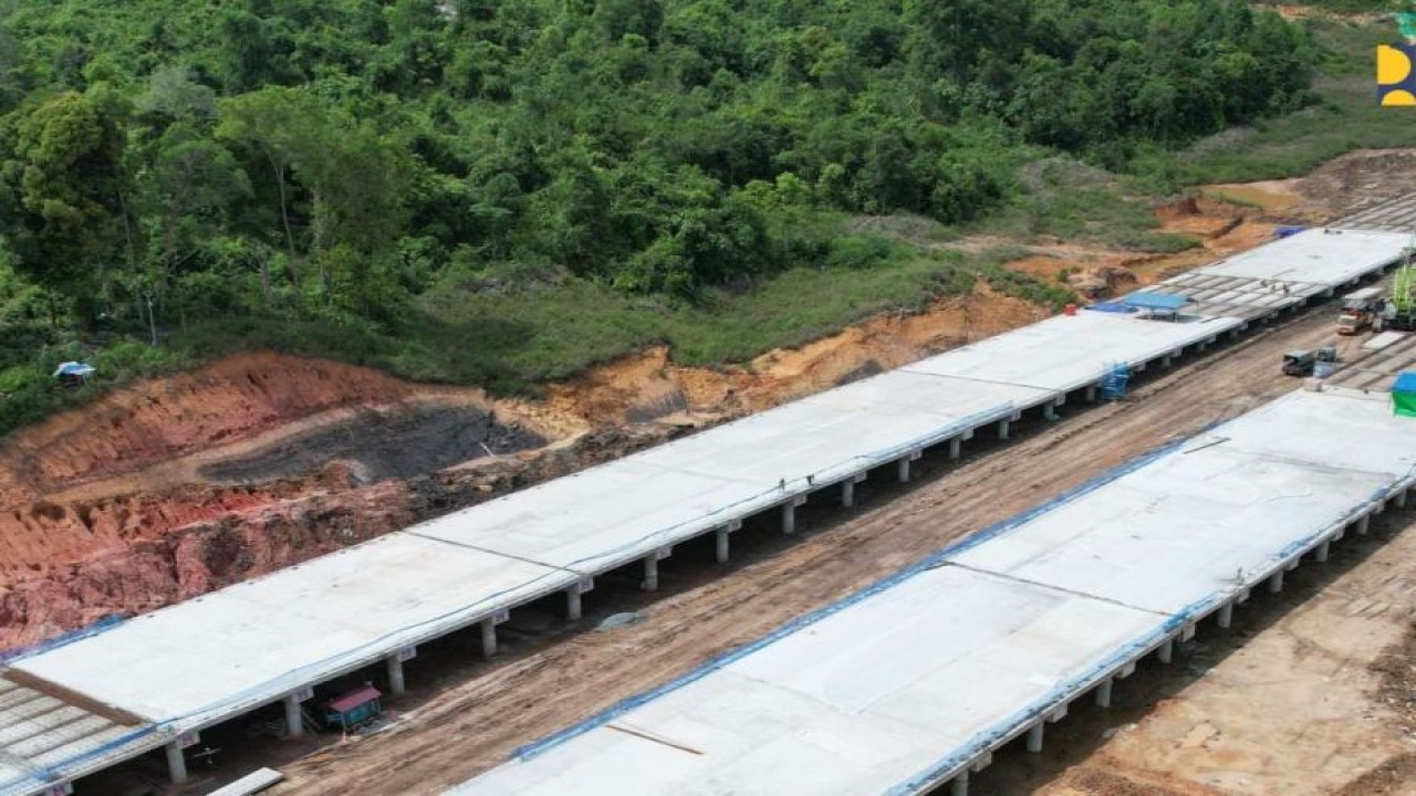 Proyek pembangunan jalan tol menuju Ibu Kota Nusantara atau IKN tahap 1. ANTARA/HO-Kementerian PUPR