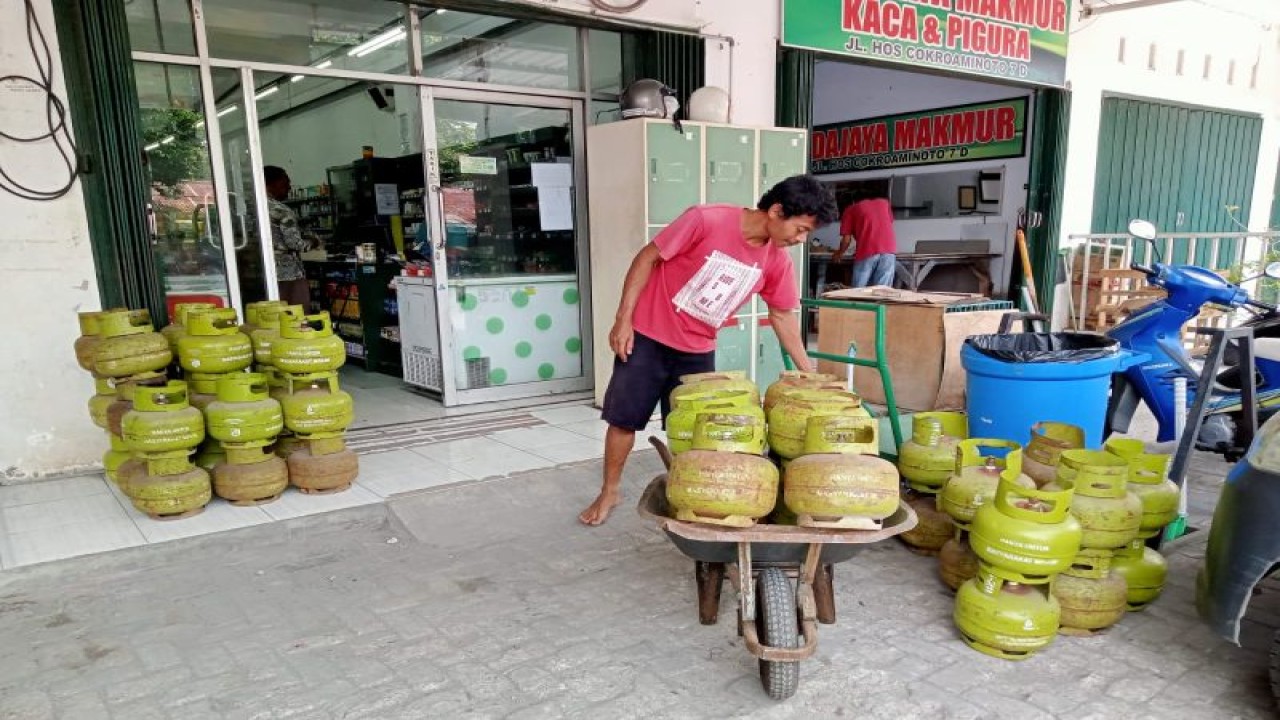 Ilustrasi: pedagang tabung elpiji 3 kilogram di Kota Mataram, Provinsi Nusa Tenggara Barat. (ANTARA/Nirkomala)