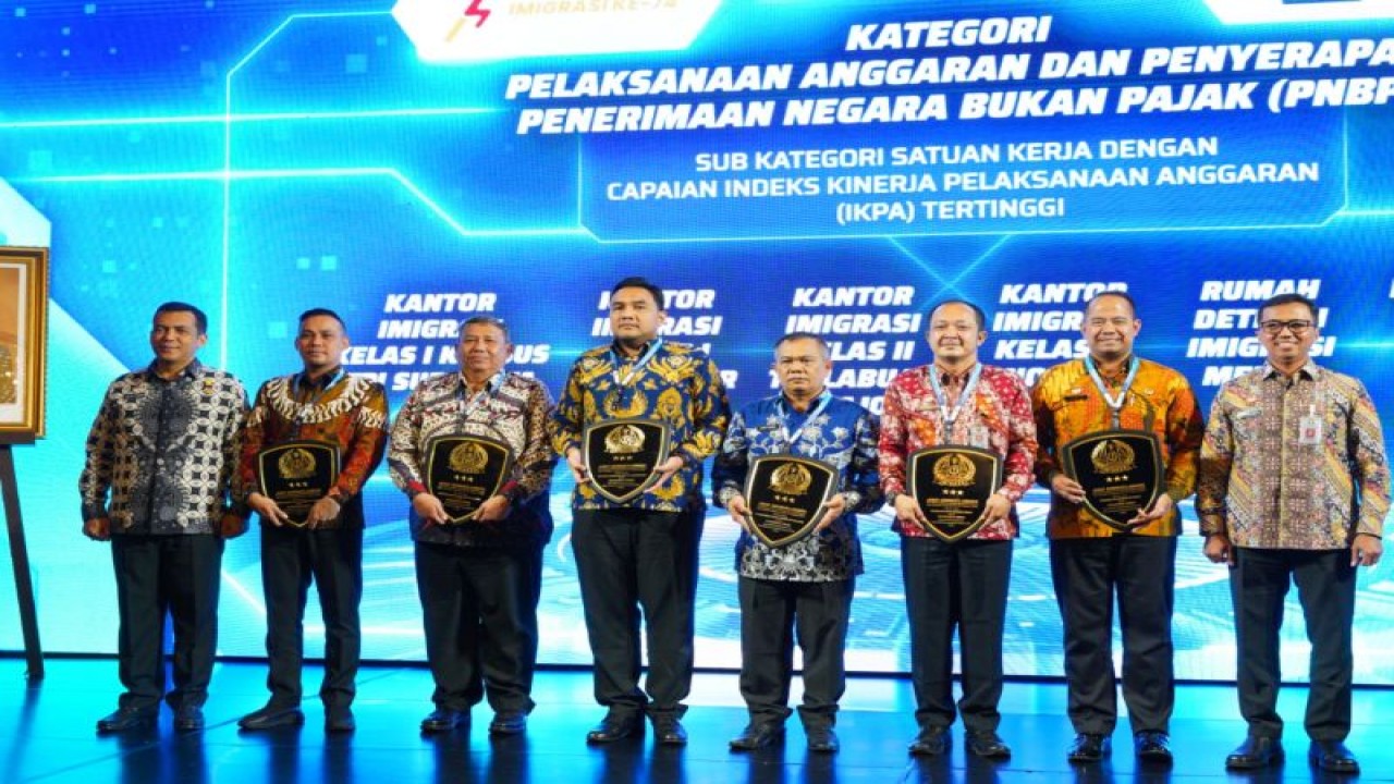 Foto bersama usai penyerahan penghargaan Jusuf Adiwinata Award kepada Kantor Imigrasi Labuan Bajo di Jakarta pada Senin malam (29/1/2024). ANTARA/HO-Kantor Imigrasi Labuan Bajo