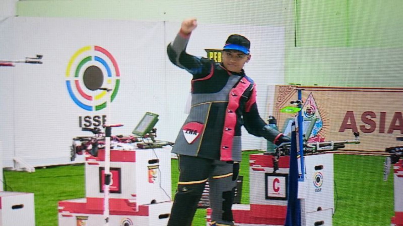 Atlet menembak Fathur Gustafian saat final 10 meter Air Rifle Men Asian Rifle/Pistol Championship di Lapangan Tembak Senayan Jakarta, Rabu (10/1/2024). (ANTARA/Suci Nurhaliza)